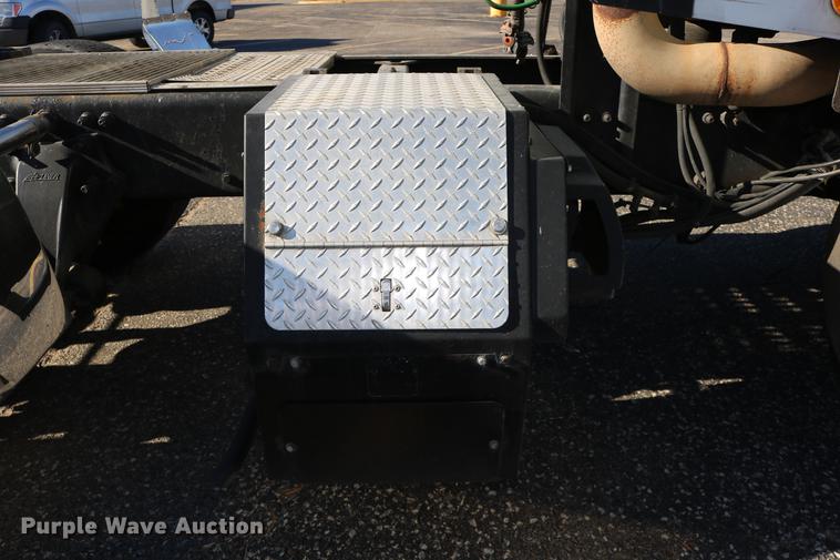 image for item DC3581 2005 Freightliner Columbia 120 semi truck