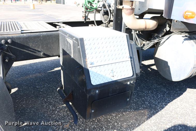 image for item DC3581 2005 Freightliner Columbia 120 semi truck