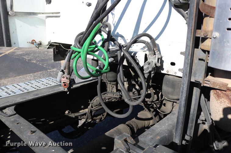 image for item DC3581 2005 Freightliner Columbia 120 semi truck