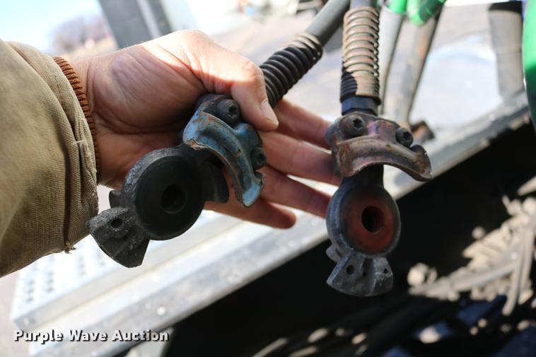 image for item DC3581 2005 Freightliner Columbia 120 semi truck