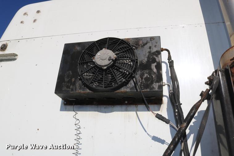 image for item DC3581 2005 Freightliner Columbia 120 semi truck