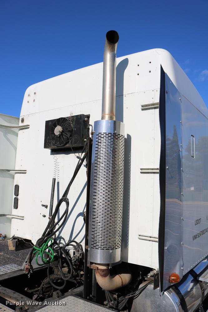 image for item DC3581 2005 Freightliner Columbia 120 semi truck