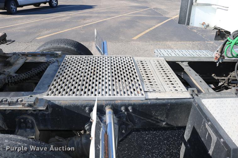 image for item DC3581 2005 Freightliner Columbia 120 semi truck