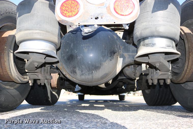 image for item DC3581 2005 Freightliner Columbia 120 semi truck