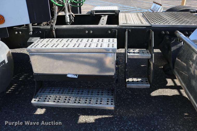 image for item DC3581 2005 Freightliner Columbia 120 semi truck