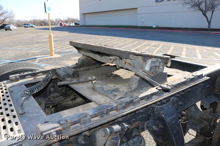 image for item DC3581 2005 Freightliner Columbia 120 semi truck