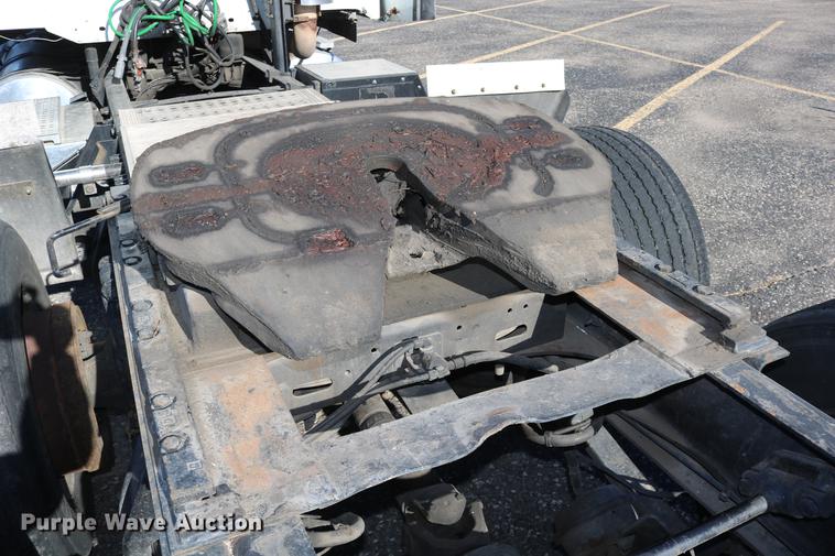 image for item DC3581 2005 Freightliner Columbia 120 semi truck