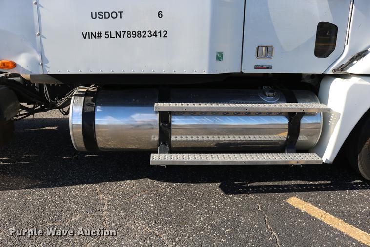 image for item DC3581 2005 Freightliner Columbia 120 semi truck