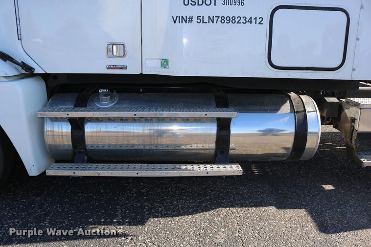 image for item DC3581 2005 Freightliner Columbia 120 semi truck