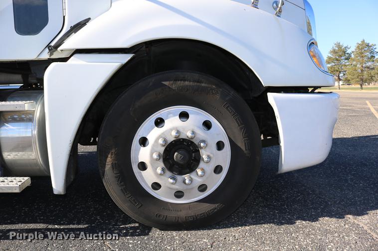 image for item DC3581 2005 Freightliner Columbia 120 semi truck