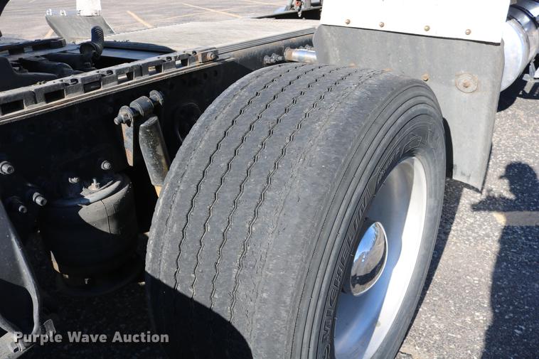 image for item DC3581 2005 Freightliner Columbia 120 semi truck