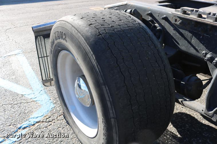 image for item DC3581 2005 Freightliner Columbia 120 semi truck