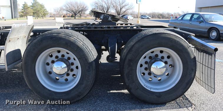 image for item DC3581 2005 Freightliner Columbia 120 semi truck