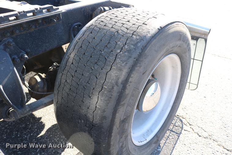 image for item DC3581 2005 Freightliner Columbia 120 semi truck