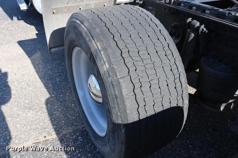 image for item DC3581 2005 Freightliner Columbia 120 semi truck