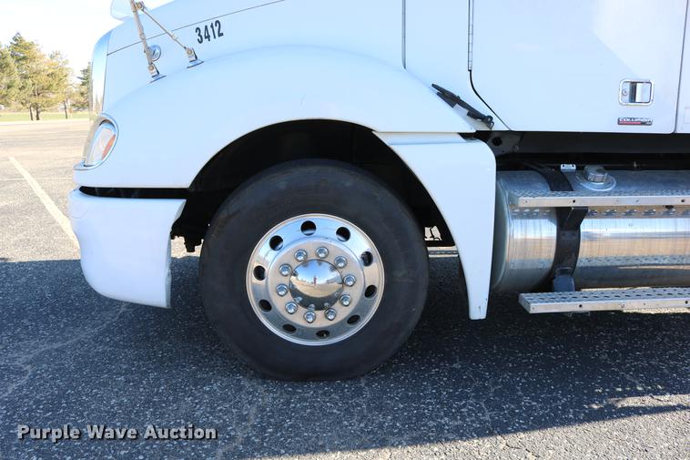 image for item DC3581 2005 Freightliner Columbia 120 semi truck