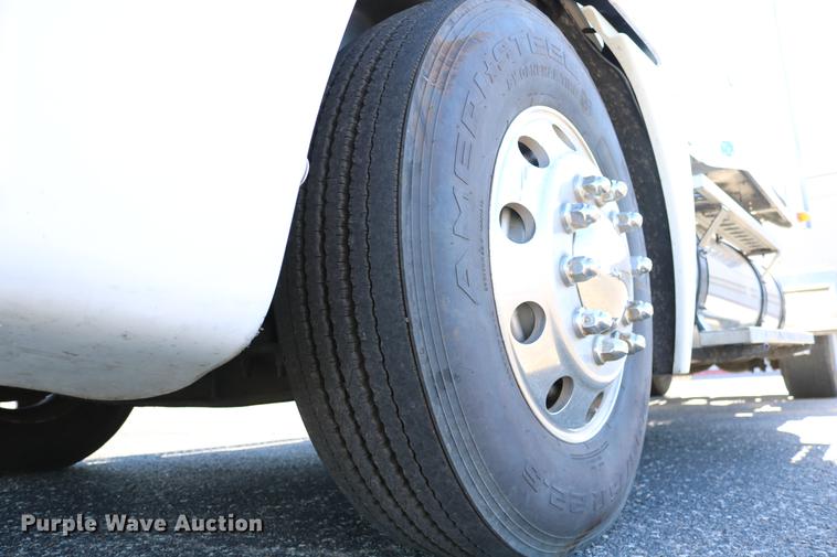 image for item DC3581 2005 Freightliner Columbia 120 semi truck