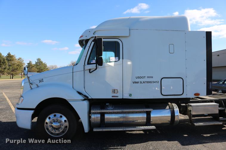 image for item DC3581 2005 Freightliner Columbia 120 semi truck