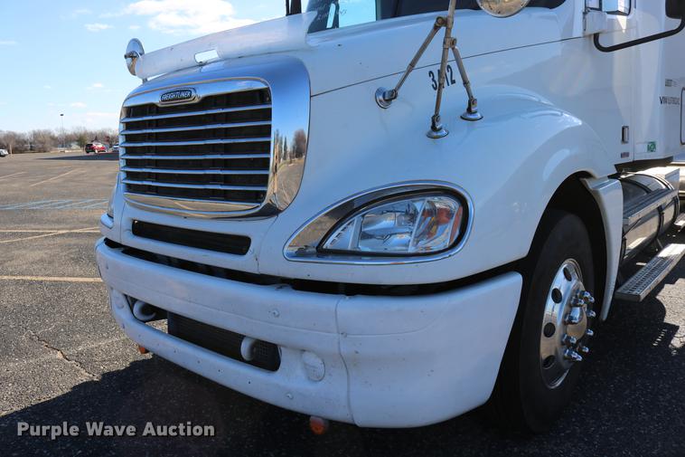 image for item DC3581 2005 Freightliner Columbia 120 semi truck