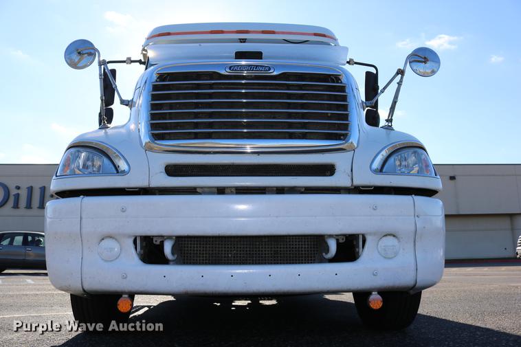 image for item DC3581 2005 Freightliner Columbia 120 semi truck