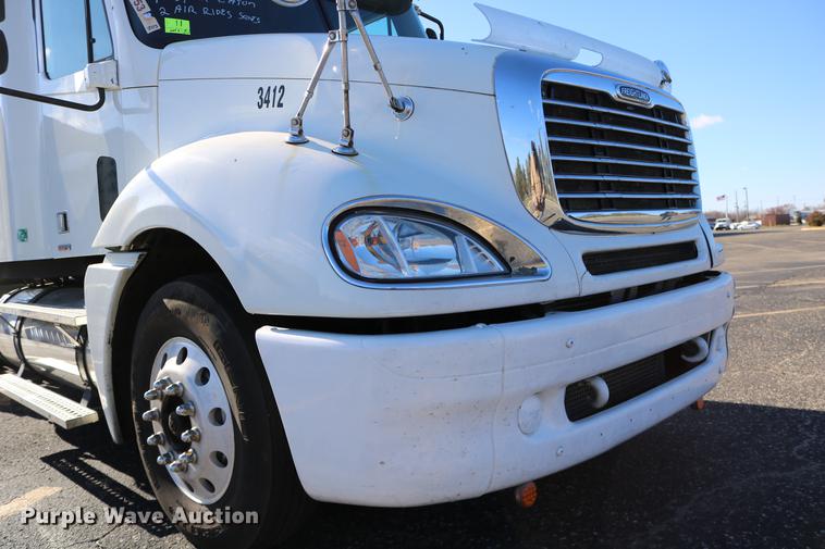 image for item DC3581 2005 Freightliner Columbia 120 semi truck