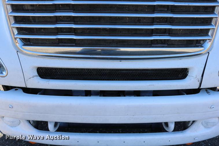 image for item DC3581 2005 Freightliner Columbia 120 semi truck