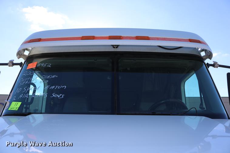 image for item DC3581 2005 Freightliner Columbia 120 semi truck