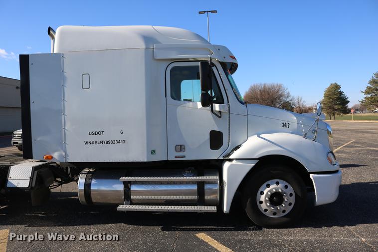 image for item DC3581 2005 Freightliner Columbia 120 semi truck