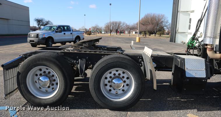 image for item DC3581 2005 Freightliner Columbia 120 semi truck