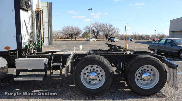 image for item DC3581 2005 Freightliner Columbia 120 semi truck