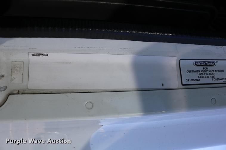 image for item DC3581 2005 Freightliner Columbia 120 semi truck