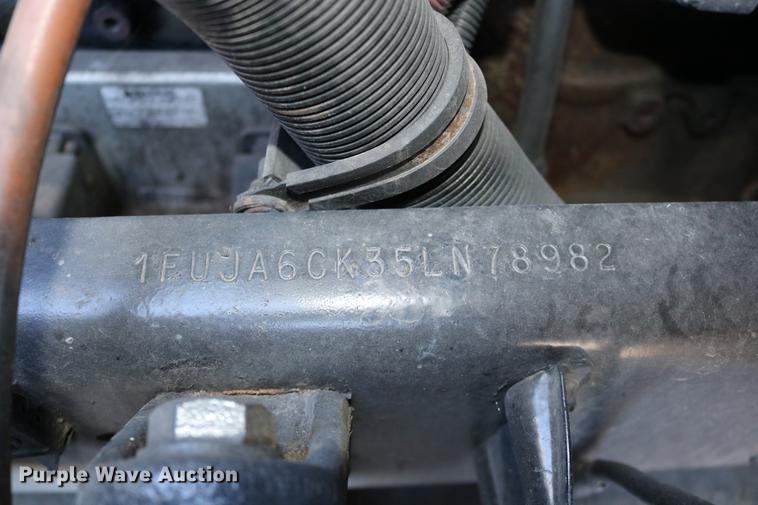 image for item DC3581 2005 Freightliner Columbia 120 semi truck