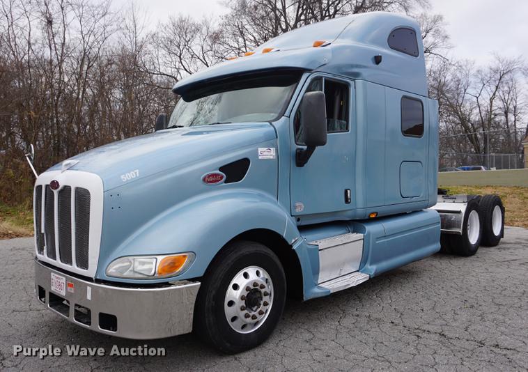 image for item DC5437 2010 Peterbilt 387 semi truck