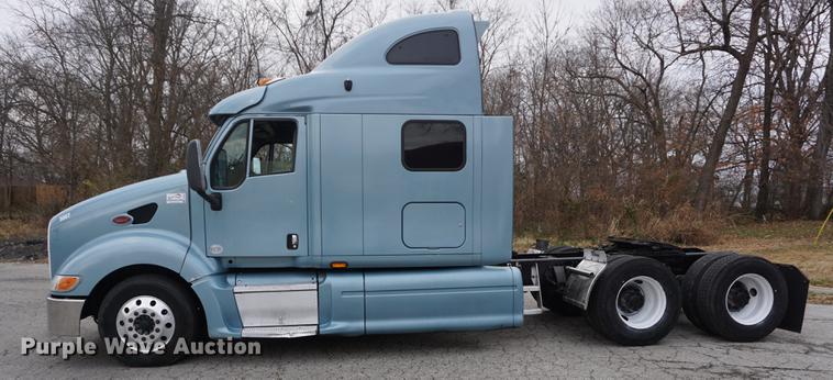 image for item DC5437 2010 Peterbilt 387 semi truck