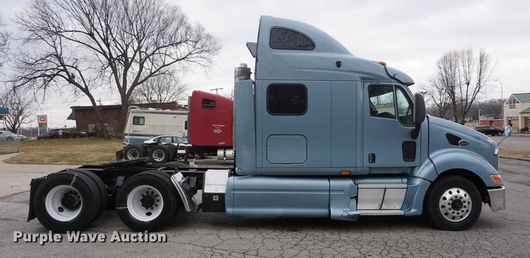 image for item DC5437 2010 Peterbilt 387 semi truck