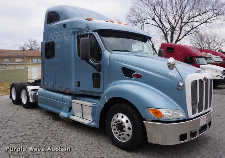 image for item DC5437 2010 Peterbilt 387 semi truck
