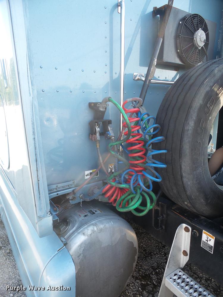 image for item DC5437 2010 Peterbilt 387 semi truck