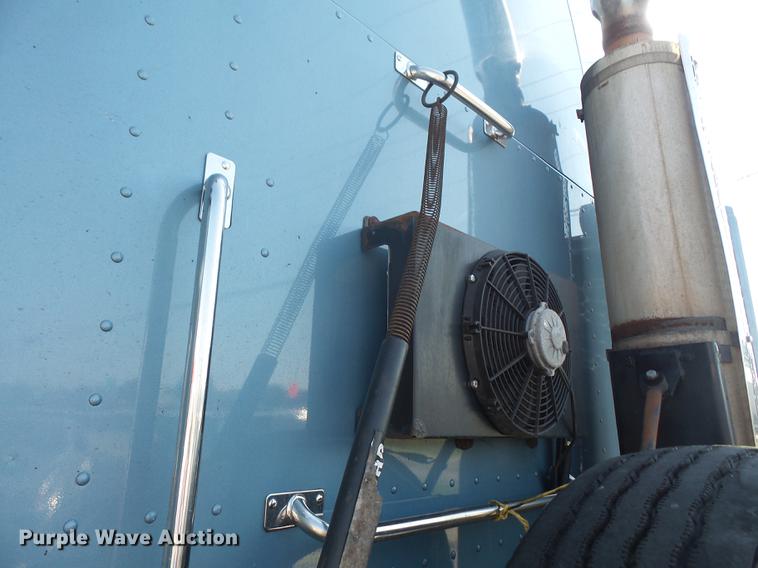 image for item DC5437 2010 Peterbilt 387 semi truck