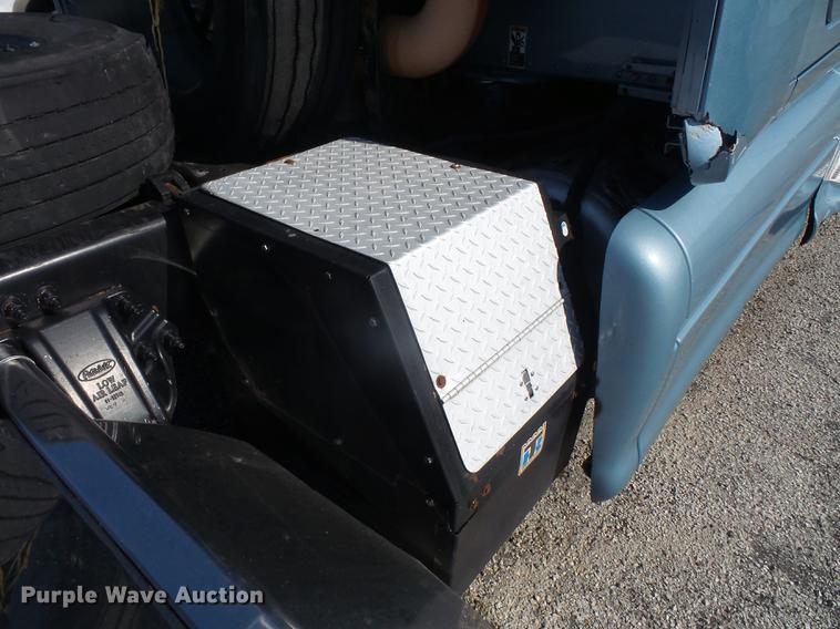 image for item DC5437 2010 Peterbilt 387 semi truck