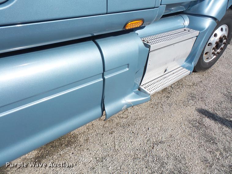 image for item DC5437 2010 Peterbilt 387 semi truck