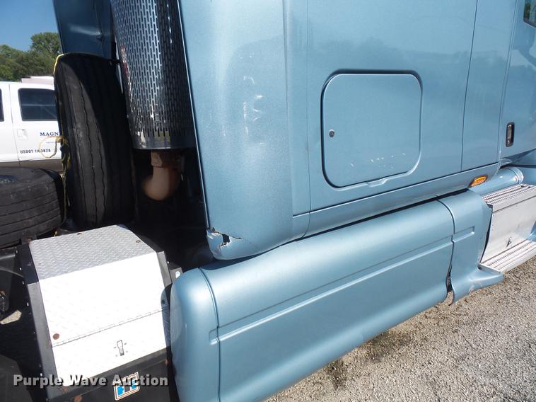 image for item DC5437 2010 Peterbilt 387 semi truck