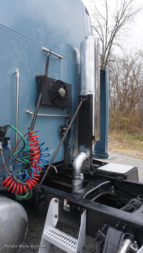 image for item DC5437 2010 Peterbilt 387 semi truck