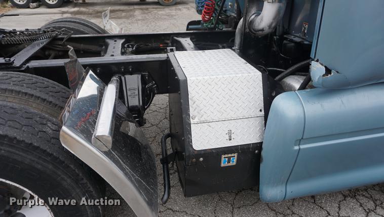 image for item DC5437 2010 Peterbilt 387 semi truck