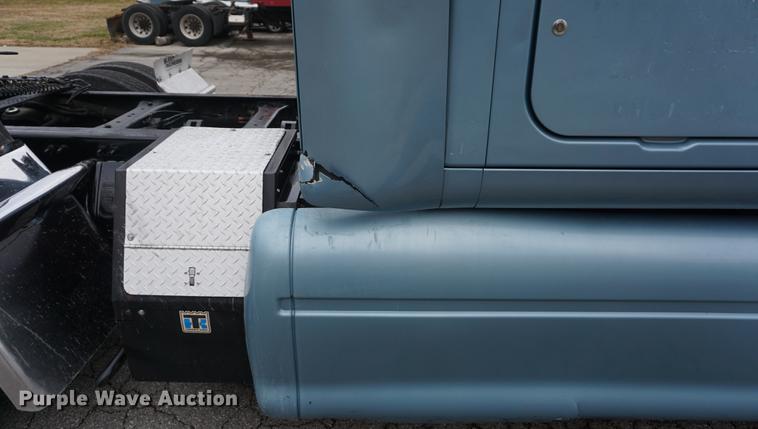 image for item DC5437 2010 Peterbilt 387 semi truck