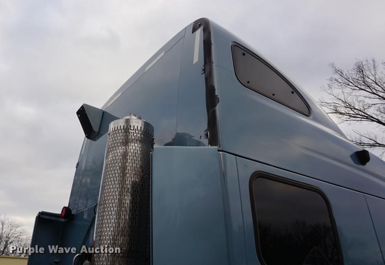 image for item DC5437 2010 Peterbilt 387 semi truck