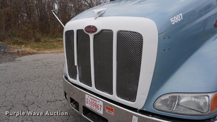 image for item DC5437 2010 Peterbilt 387 semi truck