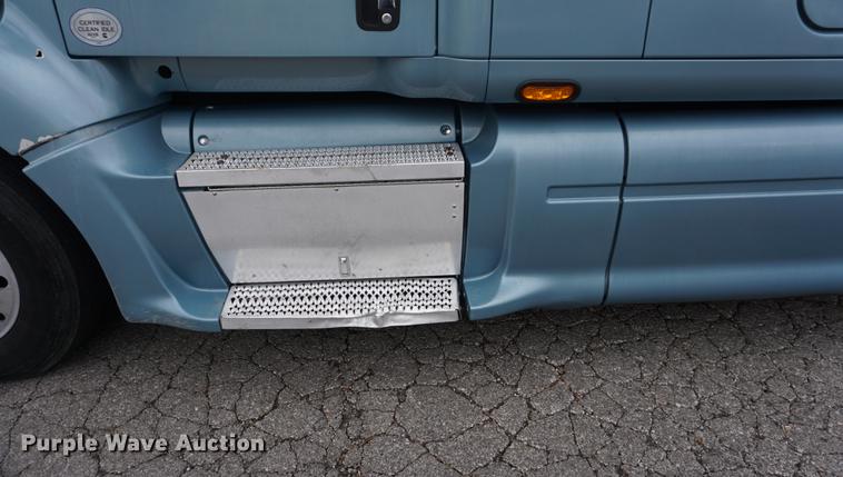 image for item DC5437 2010 Peterbilt 387 semi truck