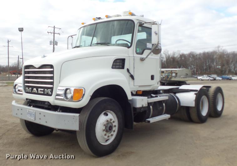 image for item DC7469 2003 Mack CV713 semi truck