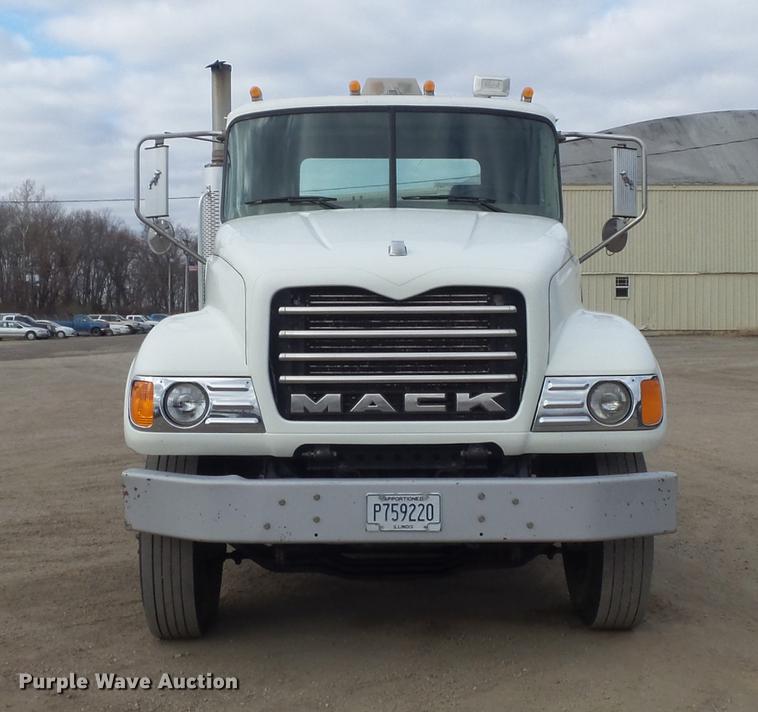 image for item DC7469 2003 Mack CV713 semi truck