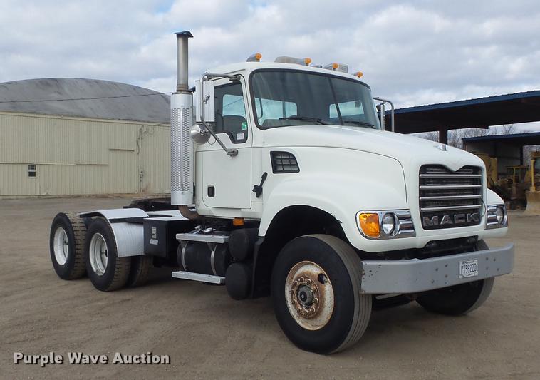 image for item DC7469 2003 Mack CV713 semi truck